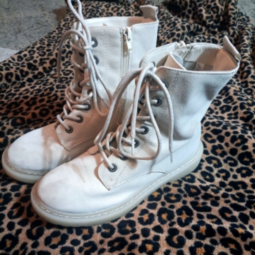 🤠American Eagle Outfitters Bone White Vegan Leather Combat Boots Womens Size 5